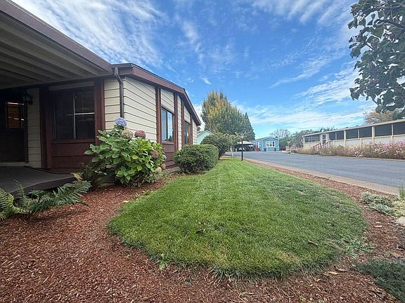 3rd image of 450 SE Lacreole Dr Unit 142
