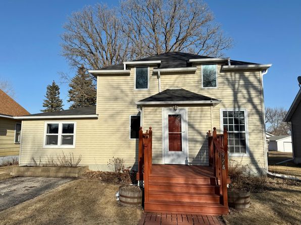 924 Knight Ave N, Thief River Falls, MN 56701