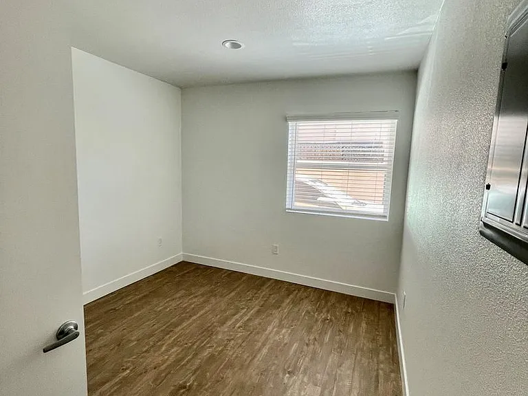 338 Linden Ave — Photo 8