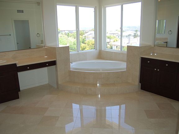 Spacious Master BathROOM!