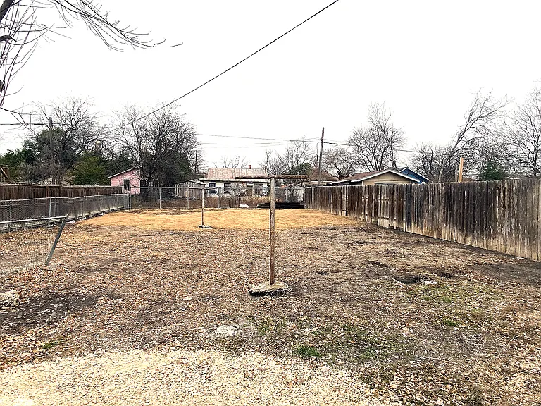 830 Texas Ave — Photo 9