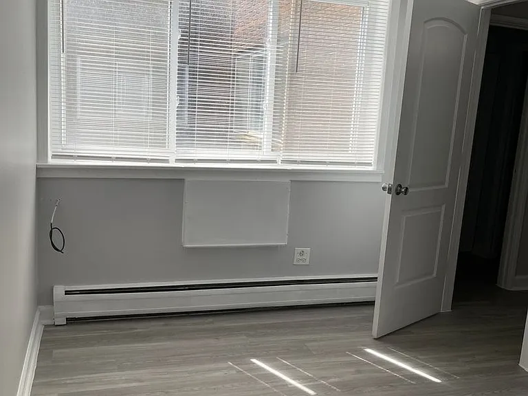 1040 Hollywood — Photo 29