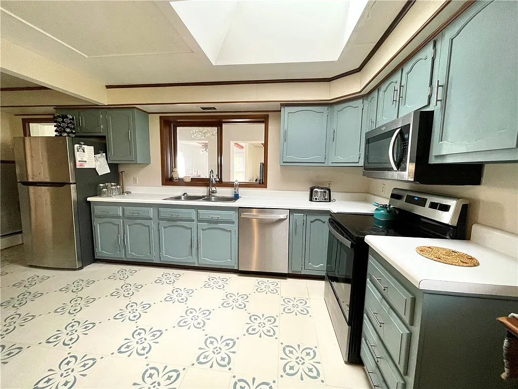 5 bed, 3.0 bath, 1989 sqft, $2,650 — Photo 3
