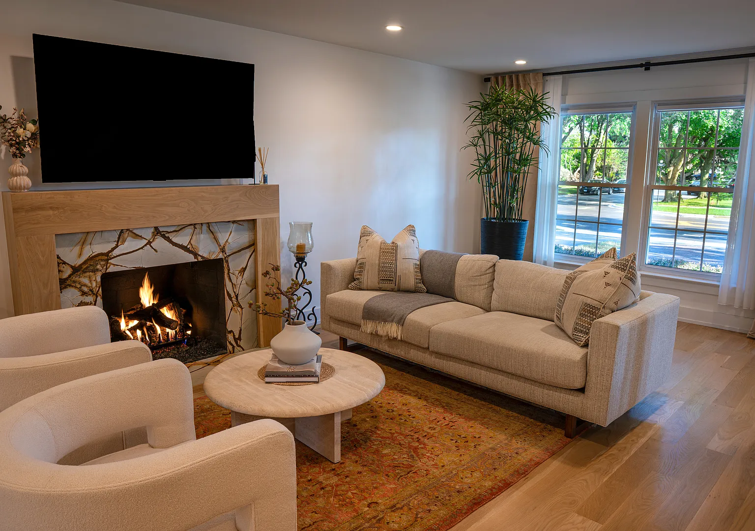 4 bed, 2.5 bath, 2359 sqft, $6,500 — Photo 2