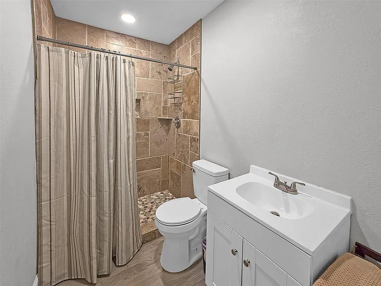 7013 Hemlock St — Photo 4