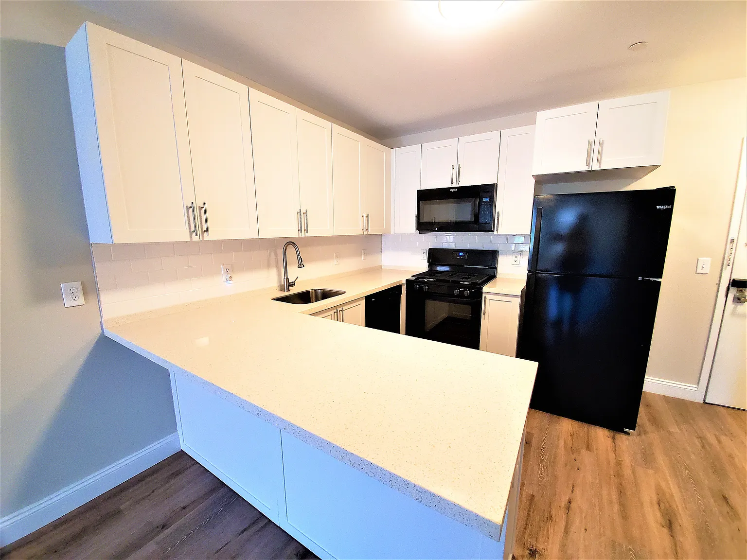 2 bed, 900 sqft, $1,950 — Photo 2