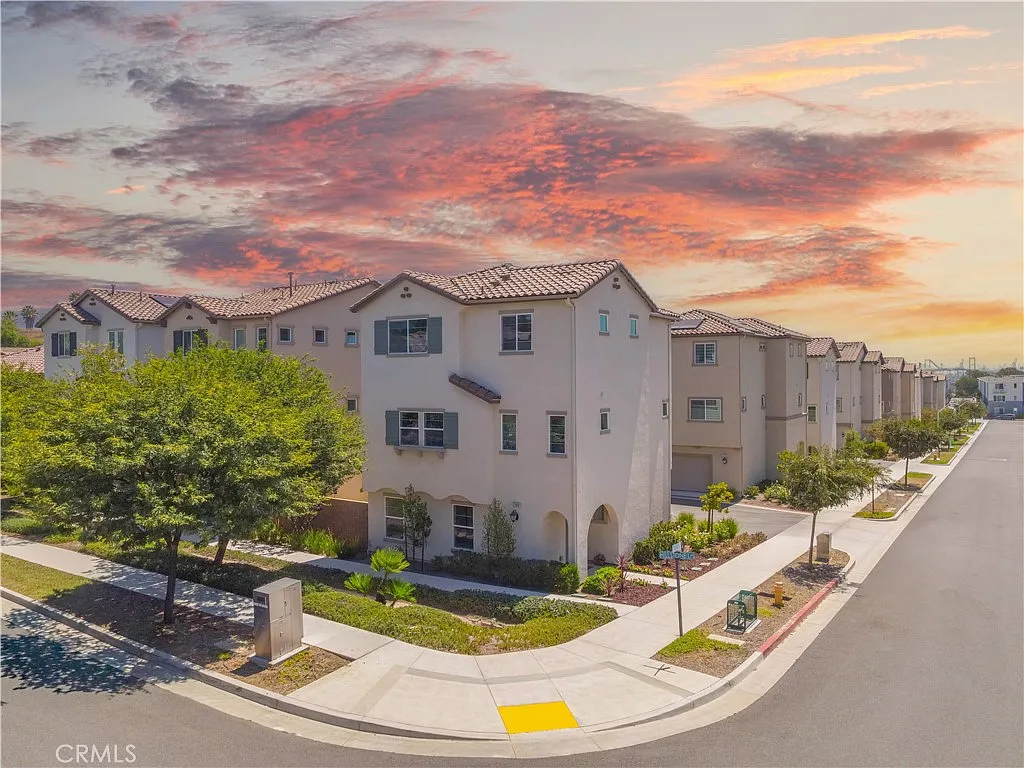 4 bed, 2272 sqft, $5,300 — Photo 1