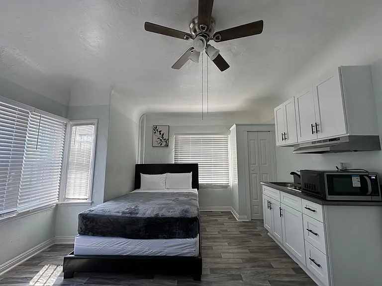 MacArthur Park Apartments — Photo 14