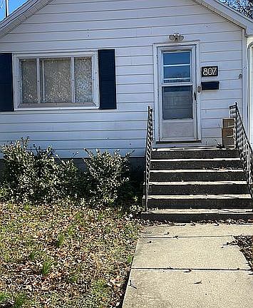 2nd image of 807 Phillips St