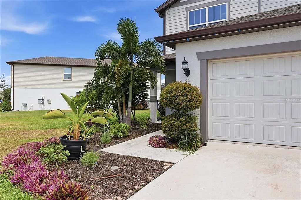 4 bed, 3.0 bath, 2205 sqft, $2,750 — Photo 2