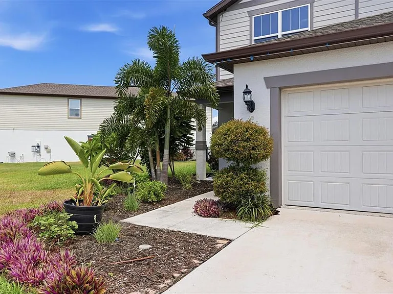 9108 Royal River Cir — Photo 2