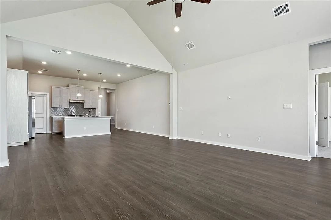 3 bed, 2.0 bath, 1968 sqft, $2,350 — Photo 3