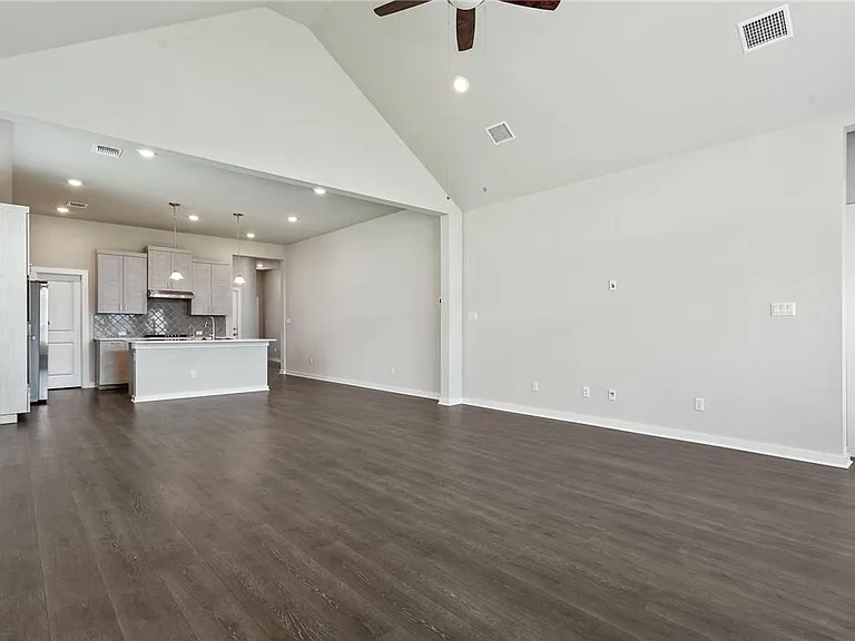 216 Upland Dr — Photo 3