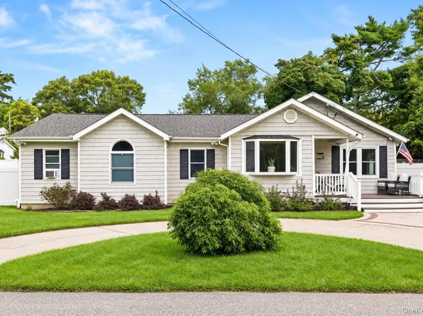 5 Charles Court, Lake Ronkonkoma, NY 11779