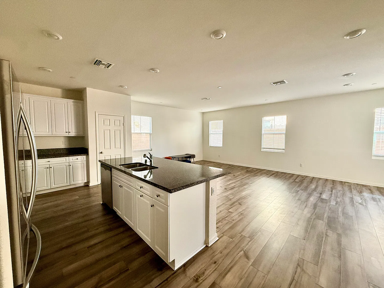 4 bed, 2308 sqft, $3,650 — Photo 4