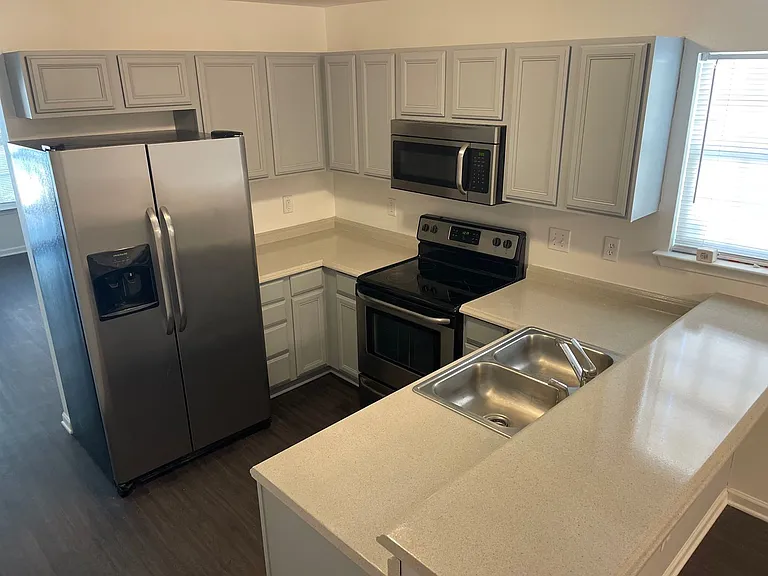 913 Tennyson Dr — Photo 1