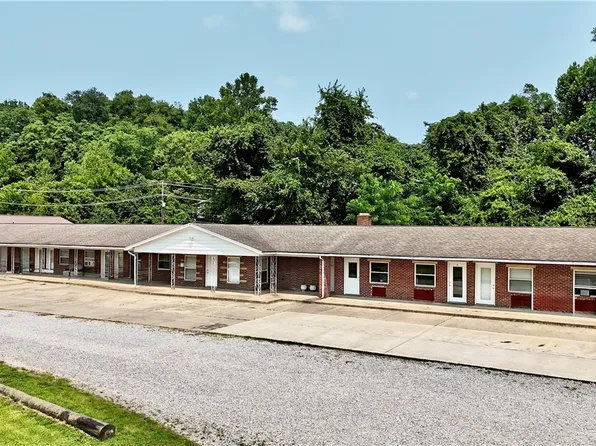 1094 Clement Ave, Belpre, OH 45714