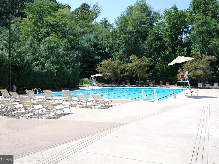 1808 Old Meadow Rd #910 — Photo 24