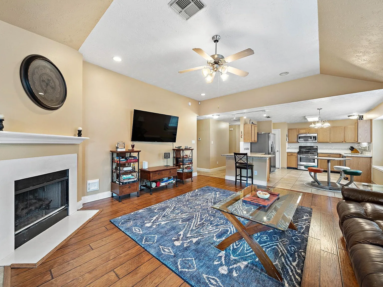 3 bed, 2.0 bath, 1964 sqft, $2,100 — Photo 4
