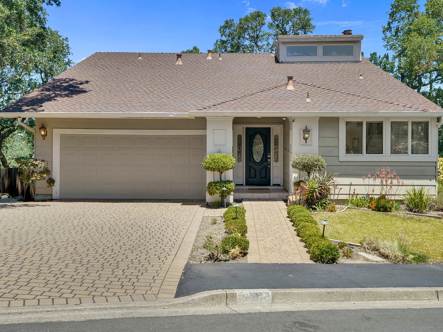 4 bed, 2.5 bath, 2439 sqft, $10,950 — Photo 3