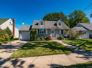 9 PO Lane, Hicksville, NY 11801