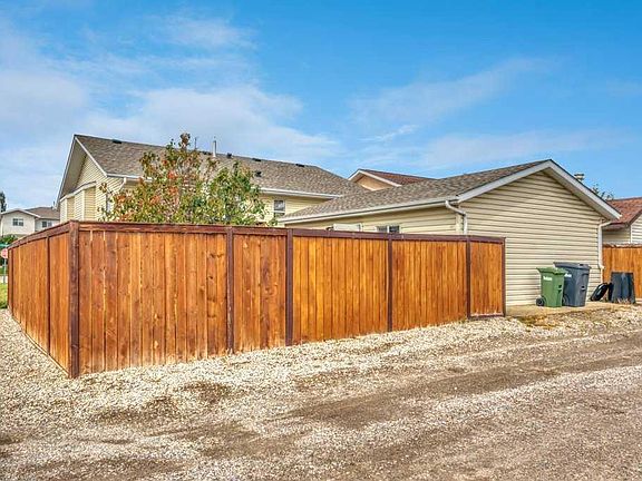 5th image of 303 W Strathaven Dr