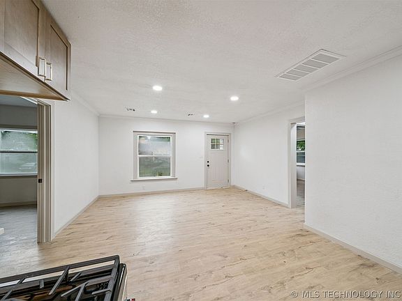 3rd image of 848 N Gary Pl