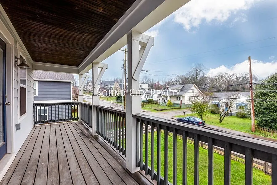 Available for November 2026 Move- 3BR 3 full baths, two story home with covered parking, hardwood... — Photo 4