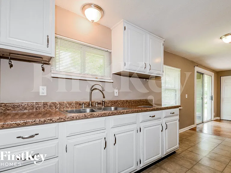 704 Highland Dr — Photo 7
