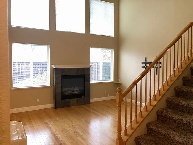 340 Caples Dr — Photo 3