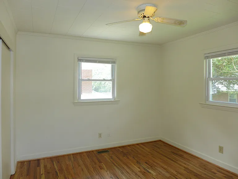 111 Isley St — Photo 10