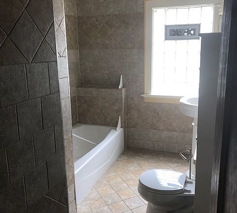3rd image of 1647 N Astor St #1645A