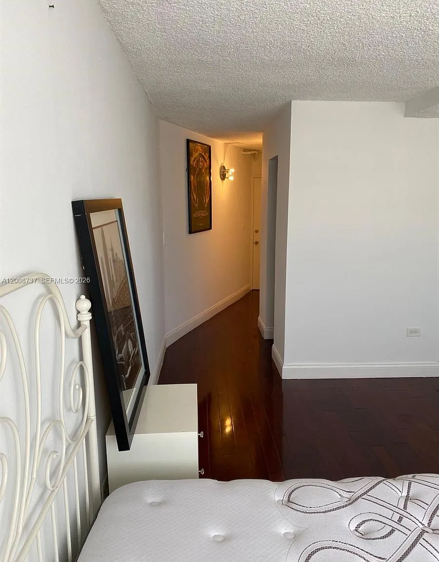 Octagon Towers I Condo — Photo 4