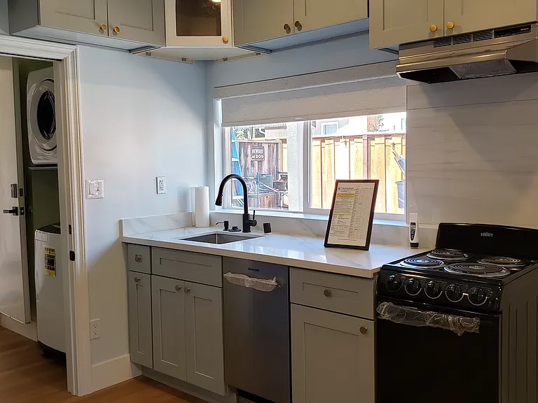 910 E Evelyn Ave — Photo 2