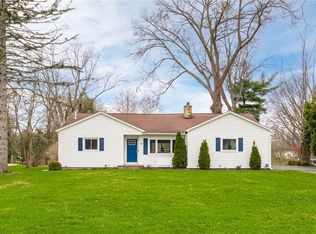 43 Lochnavar Pkwy, Pittsford, NY