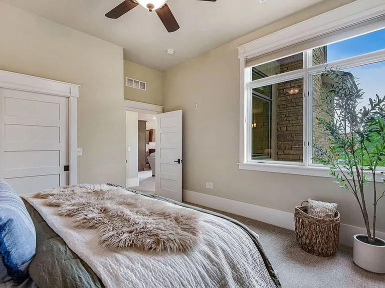 712 Centre Ave #203 — Photo 32