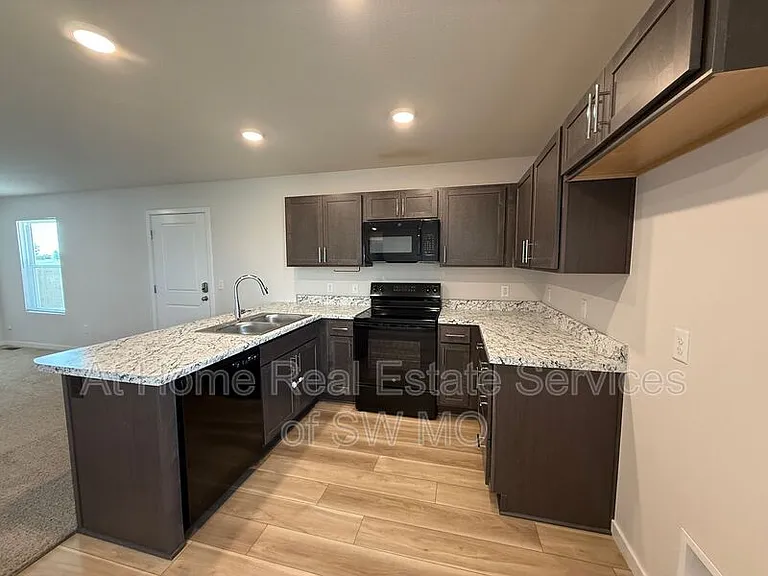 415 W Oak Lawn St — Photo 4