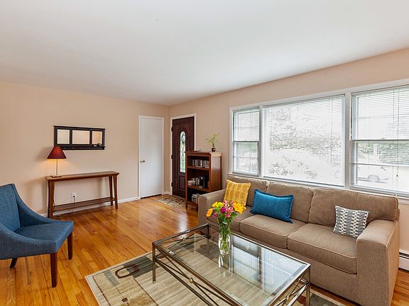 4th image of 694 Garth Ct