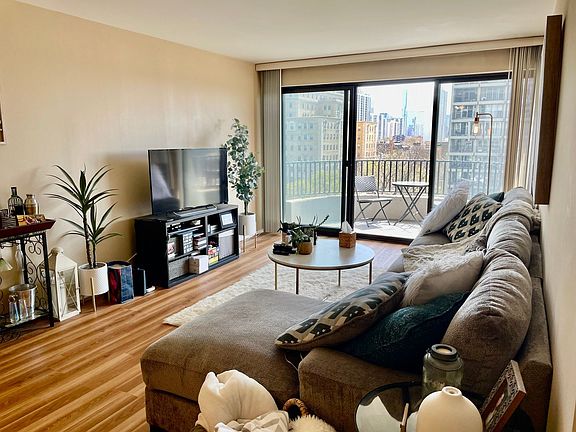5th image of 2020 N Lincoln Park W APT 5J