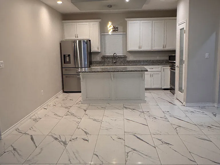 711 W Albatross Ave — Photo 2