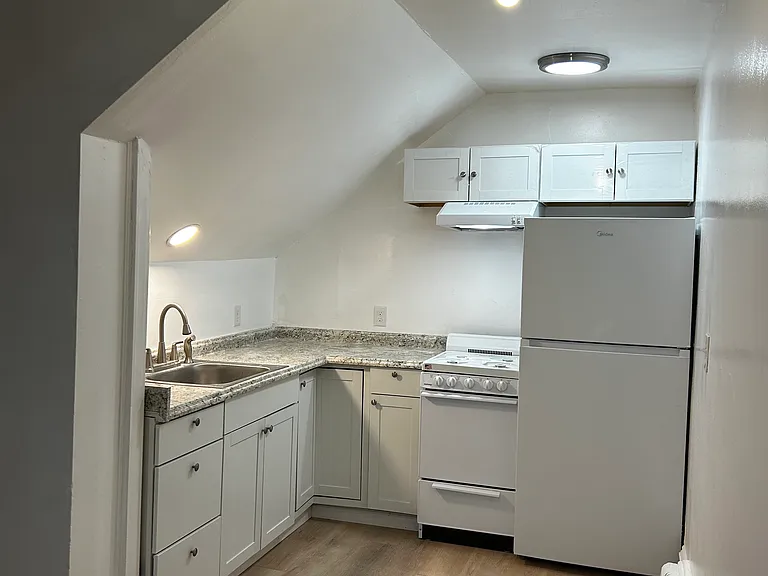 400 Whitney Ave #17 — Photo 5