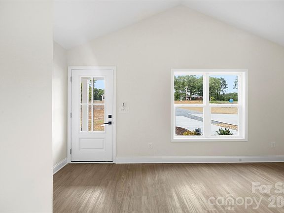5th image of 202 Knollwood Cir
