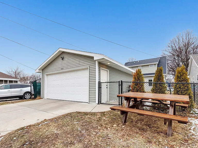 1231 S Greenwood Ave — Photo 8