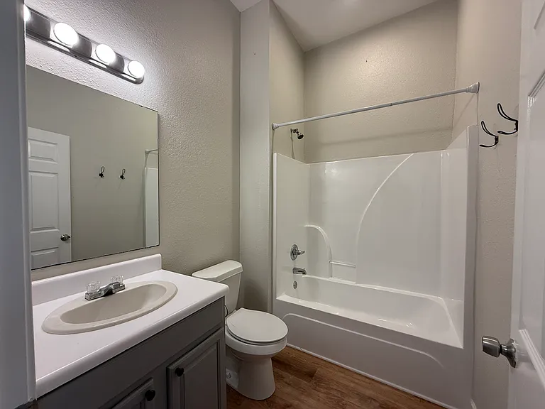 11921 Woodland Ave #B — Photo 7