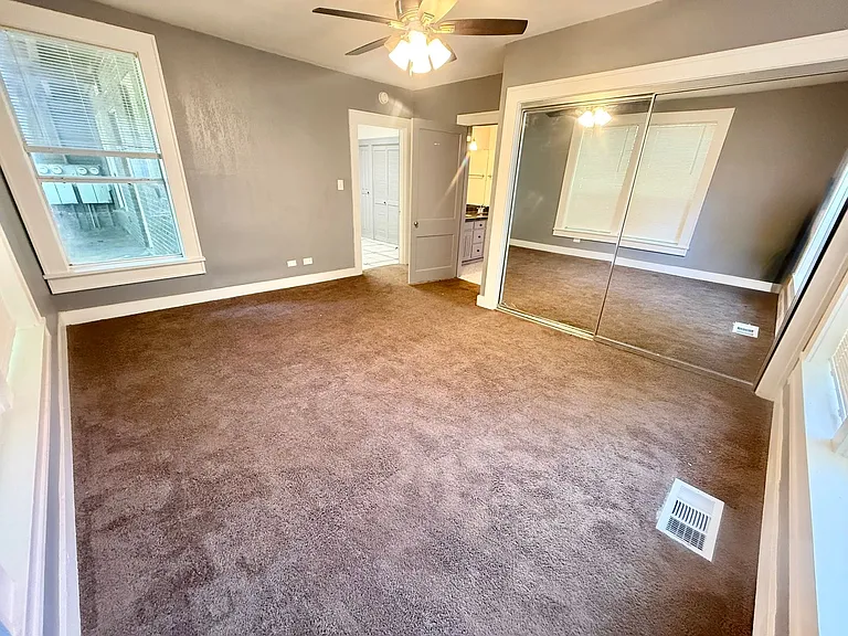 701 W Houston St — Photo 8