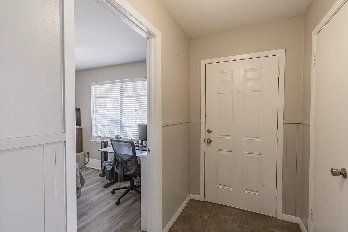 Building Photo - 1401 Medina Dr