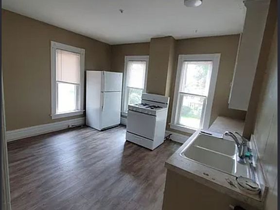 3rd image of 101 Dean St NE