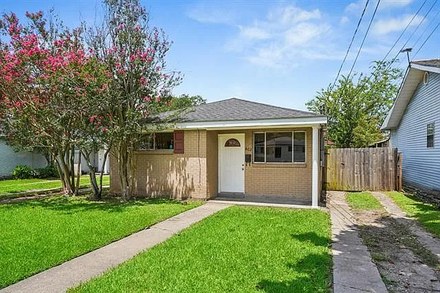 2 bed, 1.0 bath, 680 sqft, $1,300 — Photo 2