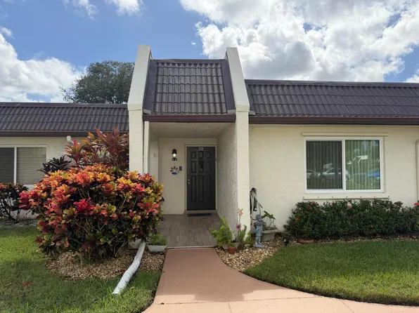 212 Lake Susan Lane, West Palm Beach, FL 33411