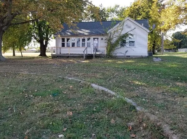 4507 S Stanford Rd, Flora, IL 62839